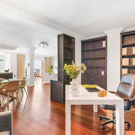 Spacious With Private Parking Apartman