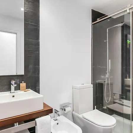 Spacious With Private Parking Apartman