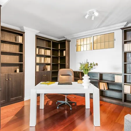 Spacious With Private Parking Apartman *