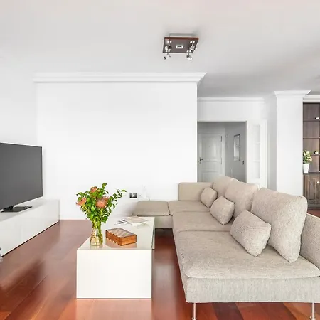 Spacious With Private Parking Apartment